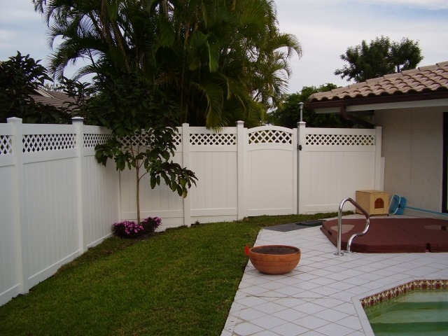 clôture-jardin-couleur-blanche-pelouse-piscine-bain à remous